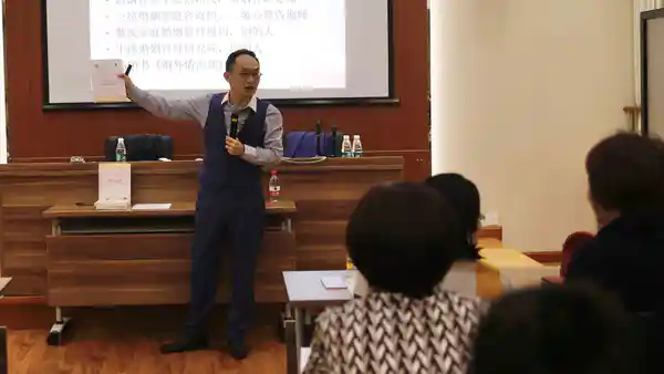 压垮婚姻的最常见因素之经济问题
