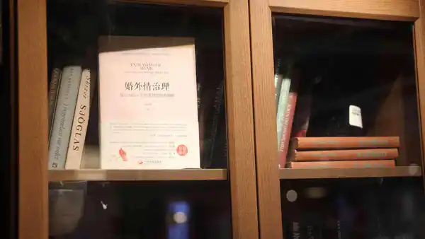 老公出轨女同事,给了小三一笔钱能追回吗?