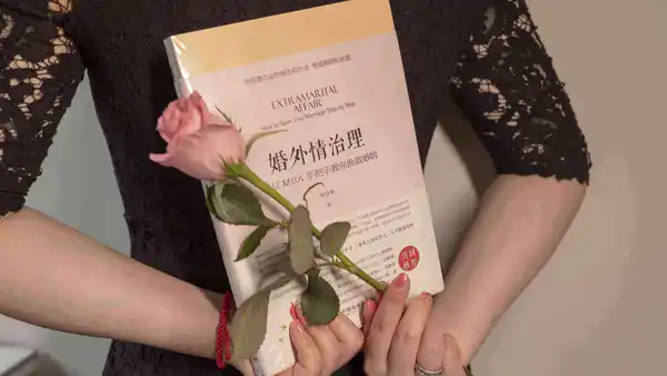 老公净身出户也要离婚,我该怎么办?