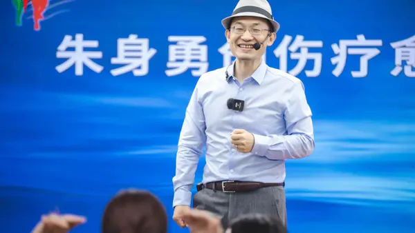 第三者纠缠不放,男人是很享受的,这个时候妻子一定要出手