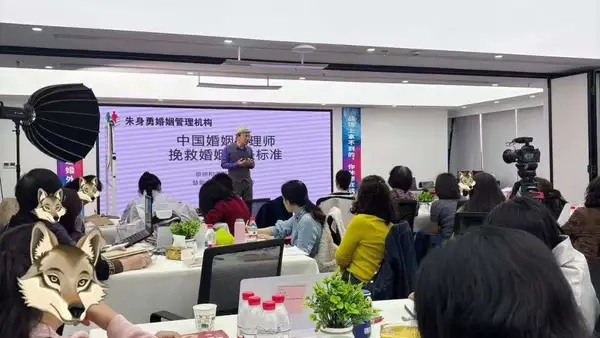 结婚8年,我才明白:最苦的不是没钱,是男人有钱有房有店,却连300块衣服都不让我买:这样的婚姻还能忍吗?