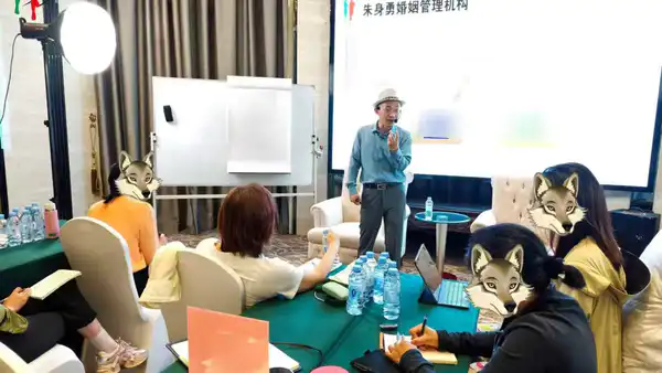 公做程序员,我怀孕后在家全职带娃,发现老公手机的异常,要不要挑明