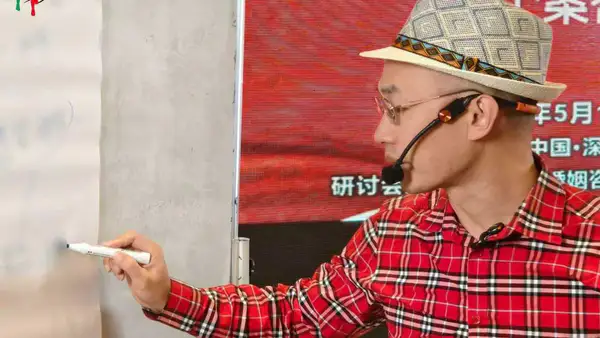 老公出轨一年后,我不再追问“要那个女人还是要家”,而是把痛苦全部还给他