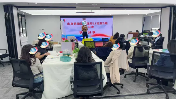 一个总躲角落的女人, 现在蜕变成闪闪发光的女人